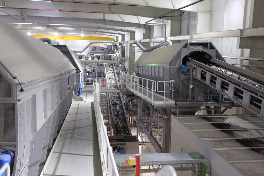 La planta de Tratamiento Mecánico Biológico (TMB) estrenada hace tres semanas en el Complejo Medioambiental de Zubieta ha empezado a recuperar parte de esa basura reciclable y a separarla para reducir el volumen de residuos que terminará, sí o sí, en la futura incineradora. 