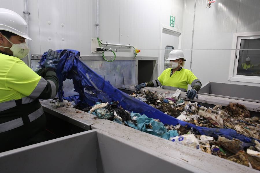 La planta de Tratamiento Mecánico Biológico (TMB) estrenada hace tres semanas en el Complejo Medioambiental de Zubieta ha empezado a recuperar parte de esa basura reciclable y a separarla para reducir el volumen de residuos que terminará, sí o sí, en la futura incineradora. 