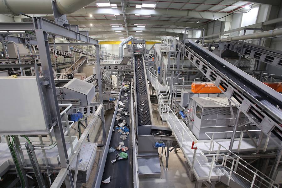 La planta de Tratamiento Mecánico Biológico (TMB) estrenada hace tres semanas en el Complejo Medioambiental de Zubieta ha empezado a recuperar parte de esa basura reciclable y a separarla para reducir el volumen de residuos que terminará, sí o sí, en la futura incineradora. 