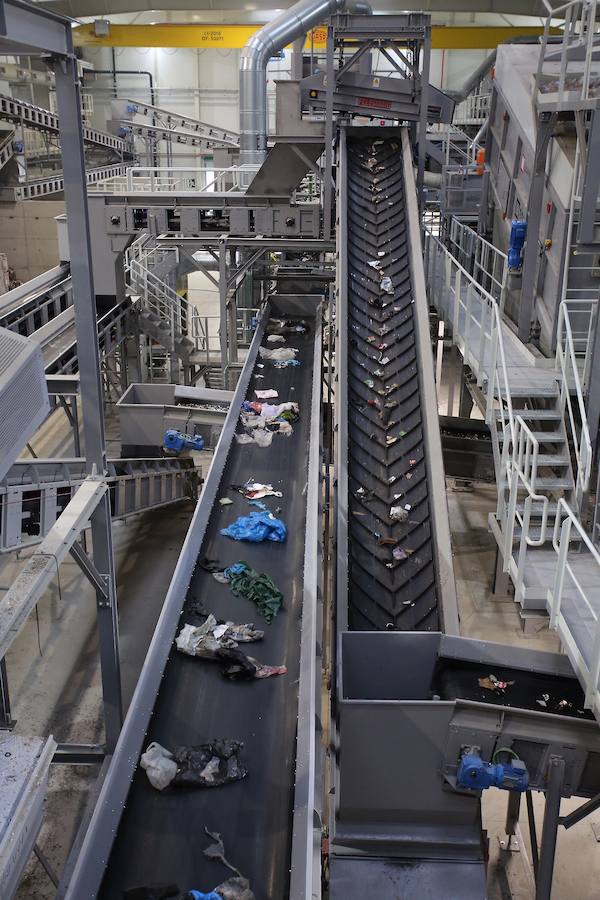 La planta de Tratamiento Mecánico Biológico (TMB) estrenada hace tres semanas en el Complejo Medioambiental de Zubieta ha empezado a recuperar parte de esa basura reciclable y a separarla para reducir el volumen de residuos que terminará, sí o sí, en la futura incineradora. 