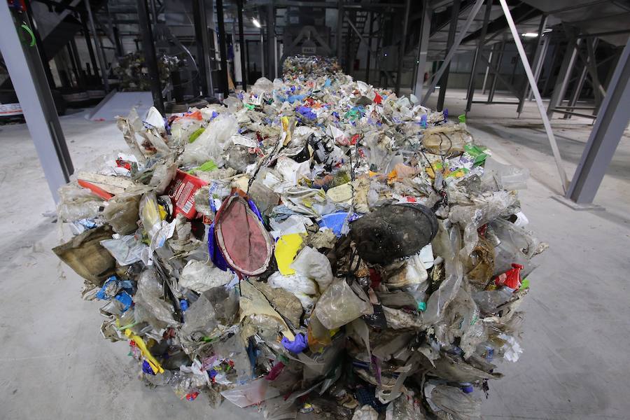 La planta de Tratamiento Mecánico Biológico (TMB) estrenada hace tres semanas en el Complejo Medioambiental de Zubieta ha empezado a recuperar parte de esa basura reciclable y a separarla para reducir el volumen de residuos que terminará, sí o sí, en la futura incineradora. 