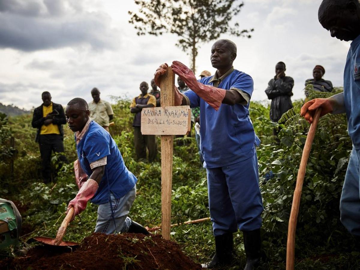La respuesta a la actual crisis del ébola en Kivu del Norte se ha visto obstaculizada por una grave situación de seguridad, los ataques llevados a cabo por parte del grupo de milicianos Mai Mai y el grupo rebelde de las Fuerzas Democráticas Aliadas (ADF) de origen ugandés que afirmaba estar relacionado con el llamada red terrorista del Estado Islámico (ISIS o IS).