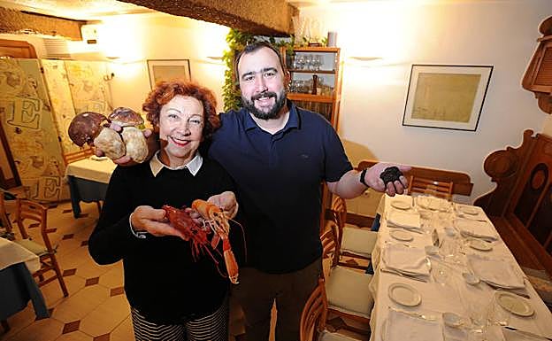 Amaia Ortuzar, junto a su hijo Amaiur, dos generaciones unidas por el amor al buen comer. ::