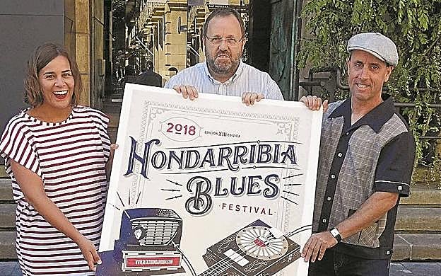 María Serrano, Txomin Sagarzazu y Carlos Malles, director del Hondarribia Blues Festival, en la presentación de 2018. 
