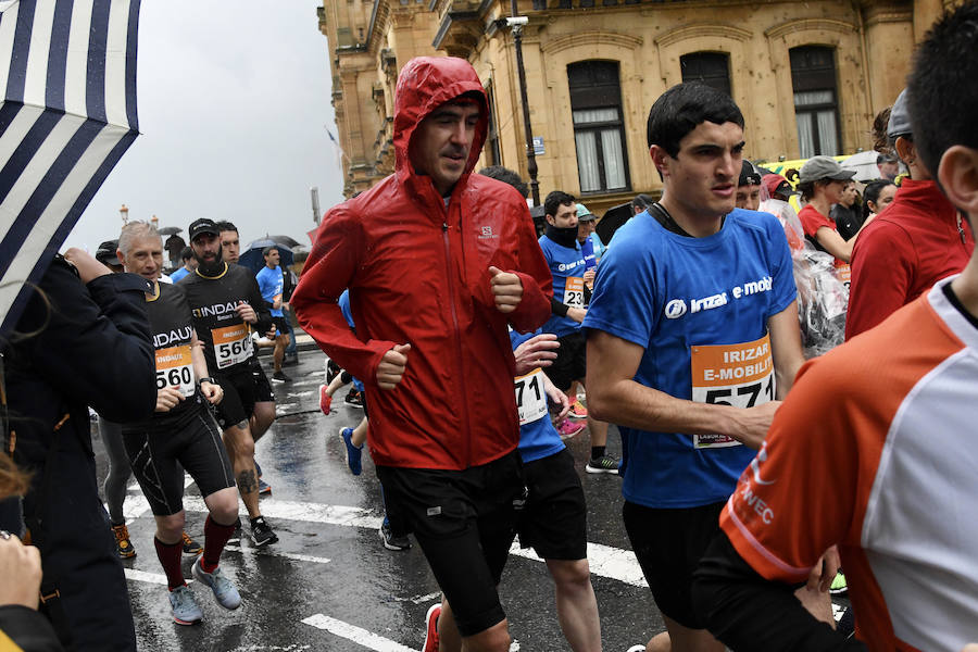 La XIII edición de la Carrera de Empresas se ha celebrado este domingo en Donostia. La lluvia no ha podido con los cientos de corredores que han participado en la prueba.