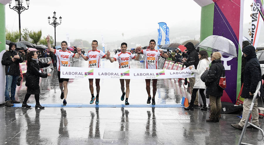La XIII edición de la Carrera de Empresas se ha celebrado este domingo en Donostia. La lluvia no ha podido con los cientos de corredores que han participado en la prueba.