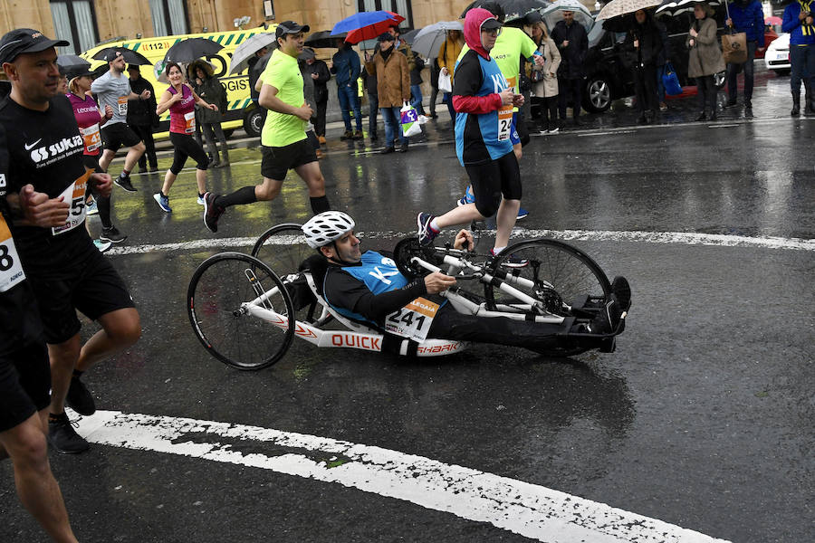 La XIII edición de la Carrera de Empresas se ha celebrado este domingo en Donostia. La lluvia no ha podido con los cientos de corredores que han participado en la prueba.
