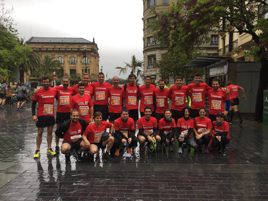 La XIII edición de la Carrera de Empresas se ha celebrado este domingo en Donostia. La lluvia no ha podido con los cientos de corredores que han participado en la prueba.