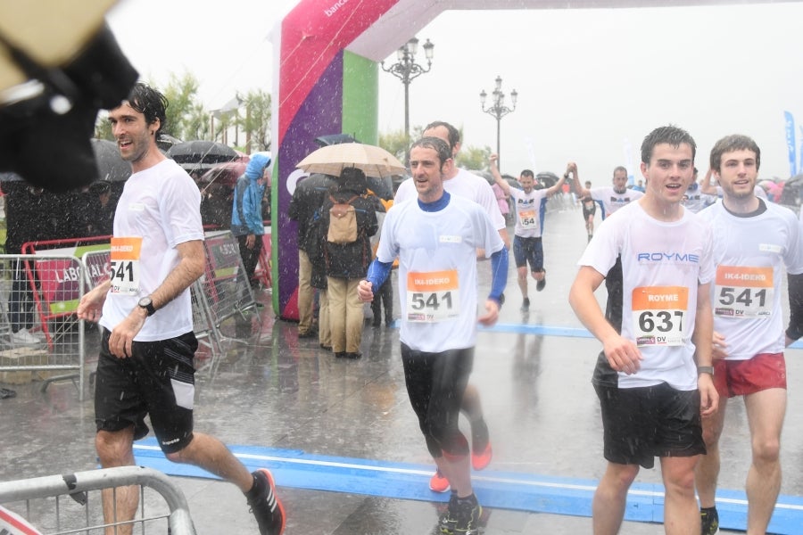 La XIII edición de la Carrera de Empresas se ha celebrado este domingo en Donostia. La lluvia no ha podido con los cientos de corredores que han participado en la prueba.
