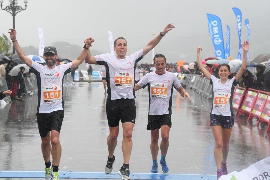 La XIII edición de la Carrera de Empresas se ha celebrado este domingo en Donostia. La lluvia no ha podido con los cientos de corredores que han participado en la prueba.