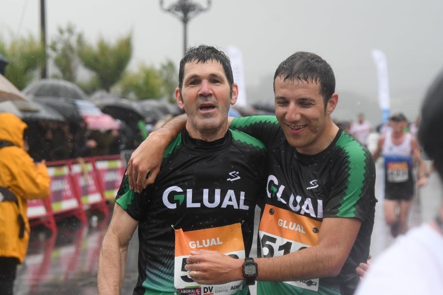 La XIII edición de la Carrera de Empresas se ha celebrado este domingo en Donostia. La lluvia no ha podido con los cientos de corredores que han participado en la prueba.