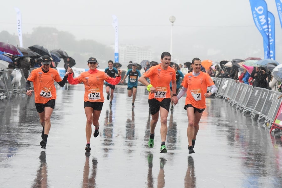 La XIII edición de la Carrera de Empresas se ha celebrado este domingo en Donostia. La lluvia no ha podido con los cientos de corredores que han participado en la prueba.