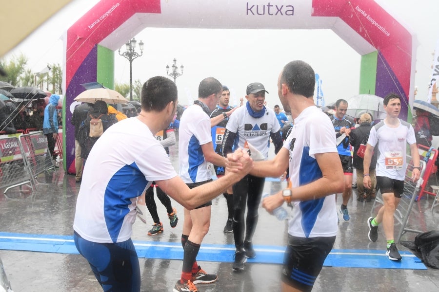 La XIII edición de la Carrera de Empresas se ha celebrado este domingo en Donostia. La lluvia no ha podido con los cientos de corredores que han participado en la prueba.