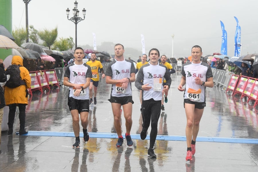 La XIII edición de la Carrera de Empresas se ha celebrado este domingo en Donostia. La lluvia no ha podido con los cientos de corredores que han participado en la prueba.