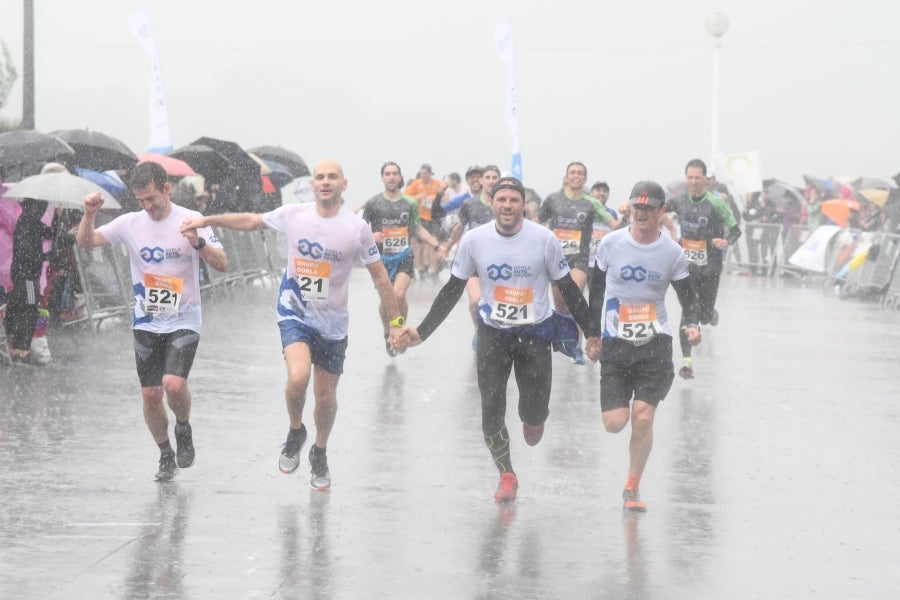 La XIII edición de la Carrera de Empresas se ha celebrado este domingo en Donostia. La lluvia no ha podido con los cientos de corredores que han participado en la prueba.