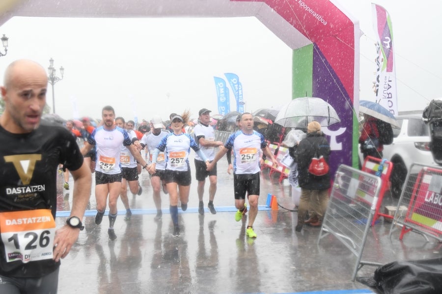 La XIII edición de la Carrera de Empresas se ha celebrado este domingo en Donostia. La lluvia no ha podido con los cientos de corredores que han participado en la prueba.