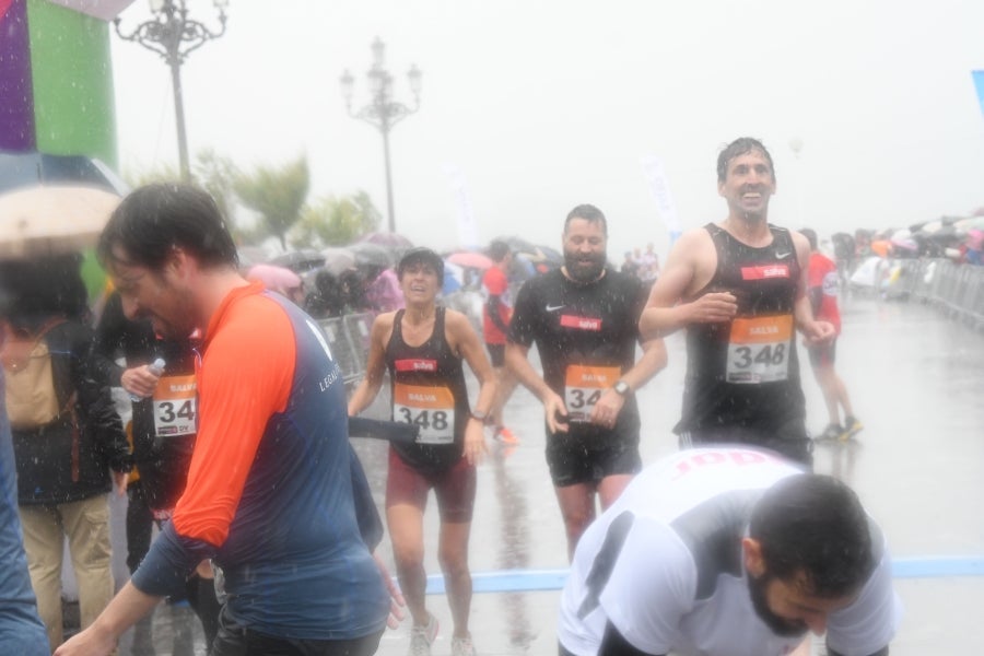 La XIII edición de la Carrera de Empresas se ha celebrado este domingo en Donostia. La lluvia no ha podido con los cientos de corredores que han participado en la prueba.