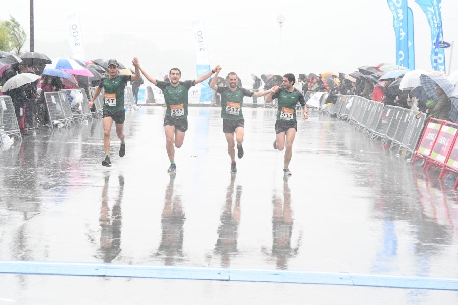 La XIII edición de la Carrera de Empresas se ha celebrado este domingo en Donostia. La lluvia no ha podido con los cientos de corredores que han participado en la prueba.