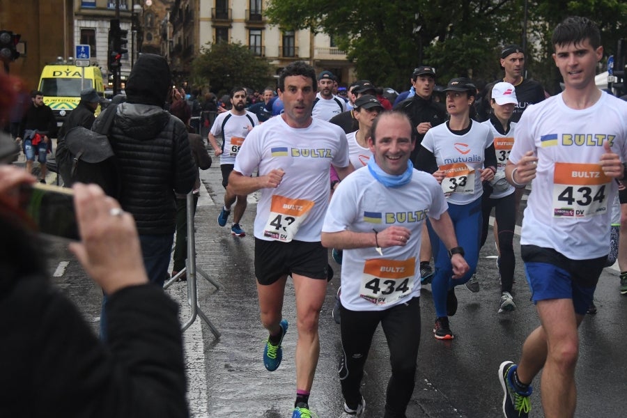 La XIII edición de la Carrera de Empresas se ha celebrado este domingo en Donostia. La lluvia no ha podido con los cientos de corredores que han participado en la prueba.