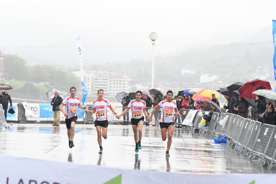 La XIII edición de la Carrera de Empresas se ha celebrado este domingo en Donostia. La lluvia no ha podido con los cientos de corredores que han participado en la prueba.