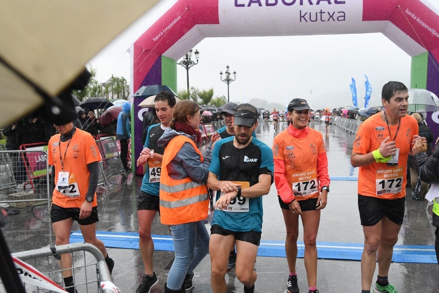 La XIII edición de la Carrera de Empresas se ha celebrado este domingo en Donostia. La lluvia no ha podido con los cientos de corredores que han participado en la prueba.