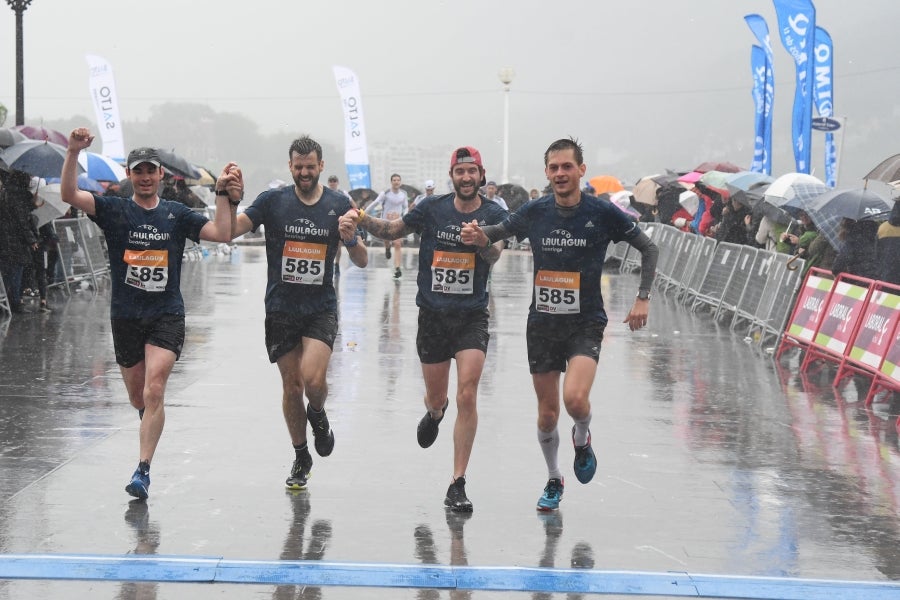 La XIII edición de la Carrera de Empresas se ha celebrado este domingo en Donostia. La lluvia no ha podido con los cientos de corredores que han participado en la prueba.