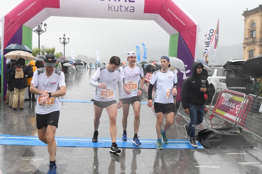 La XIII edición de la Carrera de Empresas se ha celebrado este domingo en Donostia. La lluvia no ha podido con los cientos de corredores que han participado en la prueba.