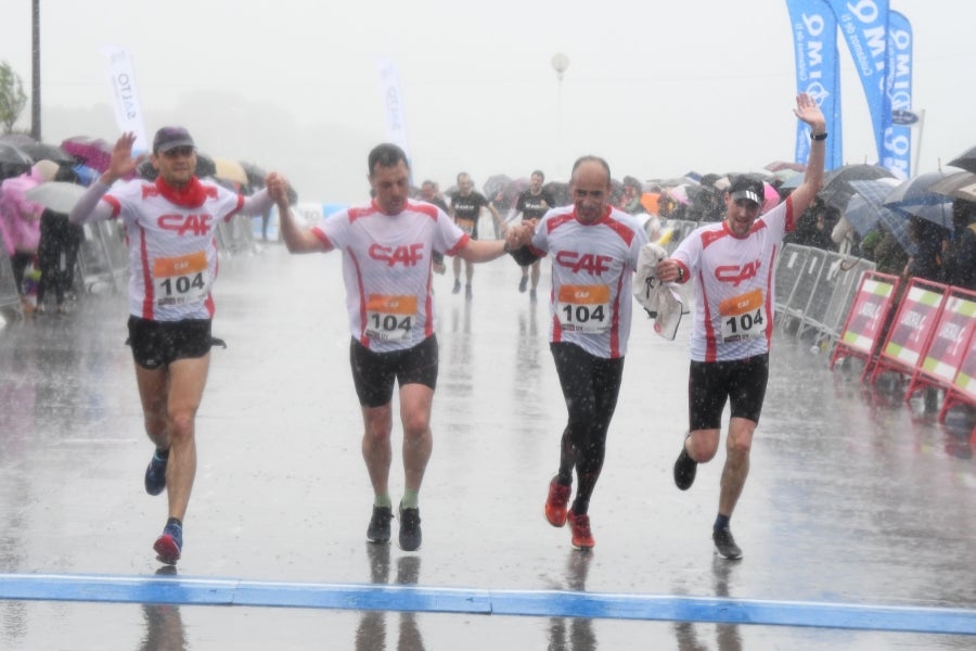 La XIII edición de la Carrera de Empresas se ha celebrado este domingo en Donostia. La lluvia no ha podido con los cientos de corredores que han participado en la prueba.