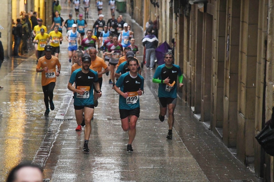 La XIII edición de la Carrera de Empresas se ha celebrado este domingo en Donostia. La lluvia no ha podido con los cientos de corredores que han participado en la prueba.