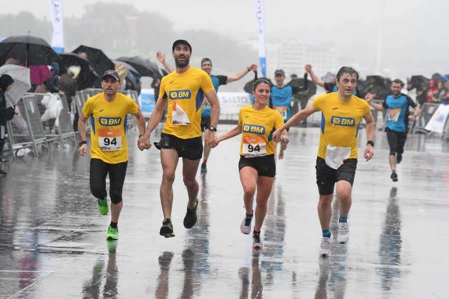 La XIII edición de la Carrera de Empresas se ha celebrado este domingo en Donostia. La lluvia no ha podido con los cientos de corredores que han participado en la prueba.