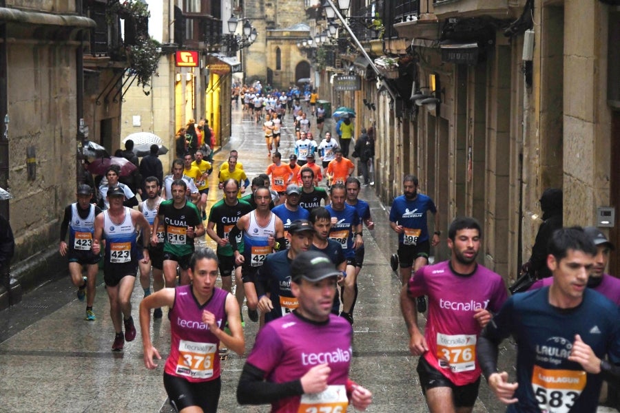 La XIII edición de la Carrera de Empresas se ha celebrado este domingo en Donostia. La lluvia no ha podido con los cientos de corredores que han participado en la prueba.