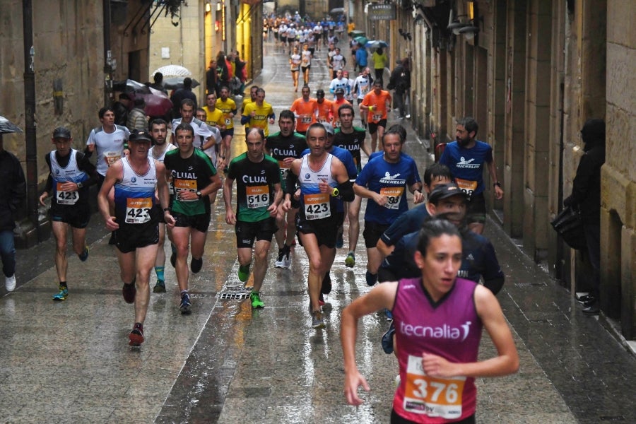 La XIII edición de la Carrera de Empresas se ha celebrado este domingo en Donostia. La lluvia no ha podido con los cientos de corredores que han participado en la prueba.