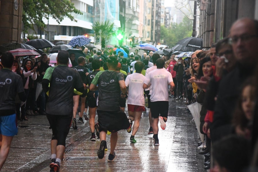 La XIII edición de la Carrera de Empresas se ha celebrado este domingo en Donostia. La lluvia no ha podido con los cientos de corredores que han participado en la prueba.