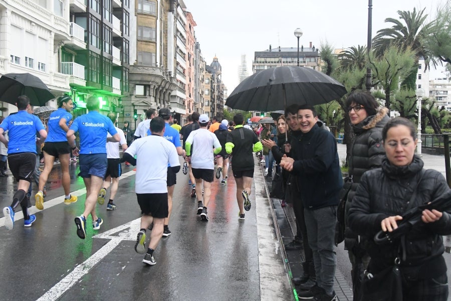 La XIII edición de la Carrera de Empresas se ha celebrado este domingo en Donostia. La lluvia no ha podido con los cientos de corredores que han participado en la prueba.