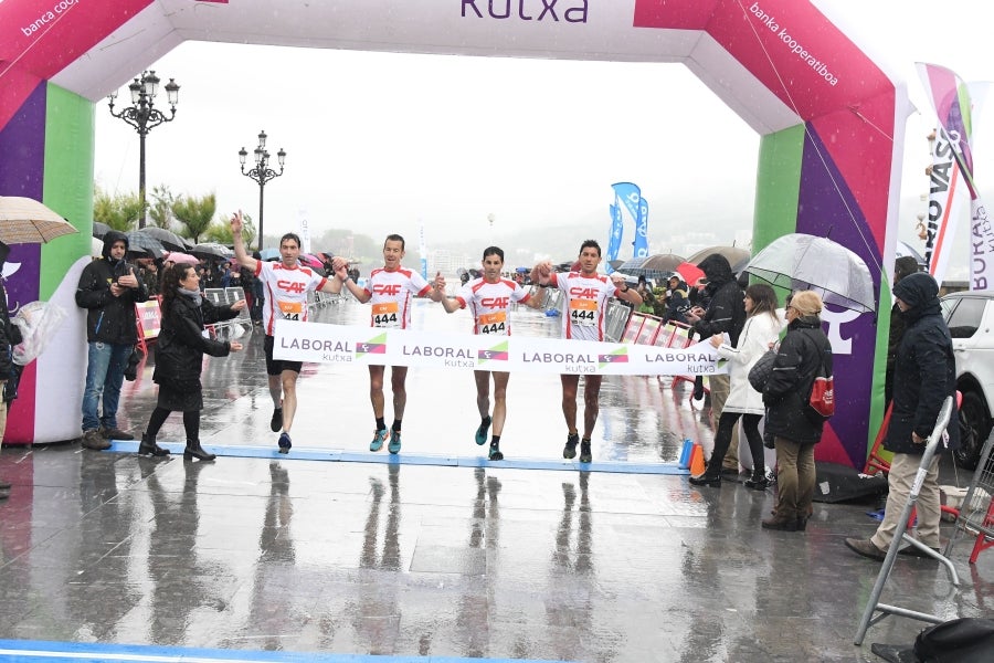La XIII edición de la Carrera de Empresas se ha celebrado este domingo en Donostia. La lluvia no ha podido con los cientos de corredores que han participado en la prueba.