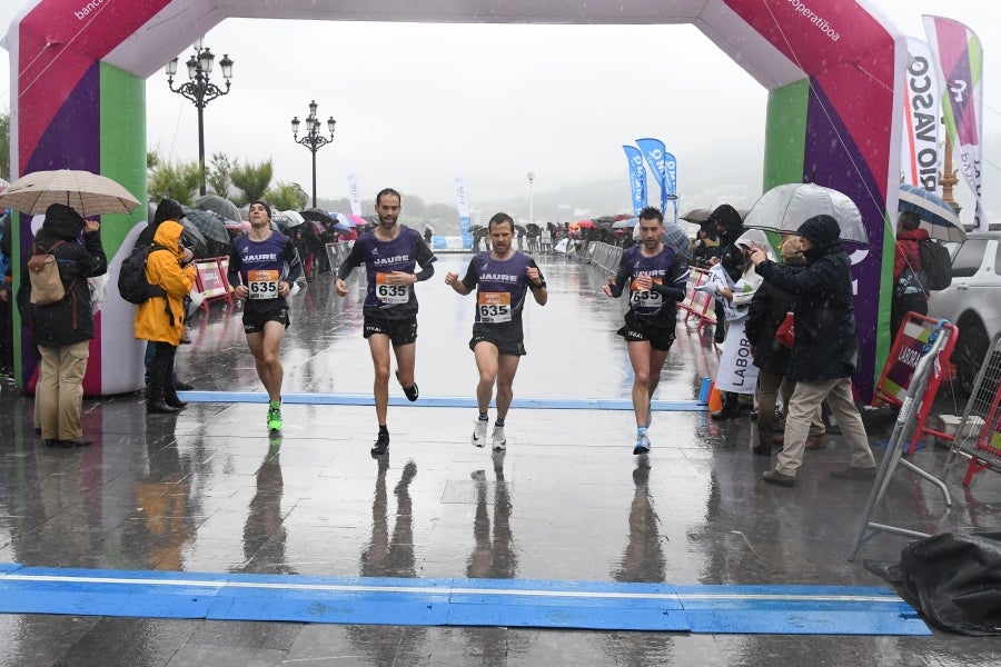 La XIII edición de la Carrera de Empresas se ha celebrado este domingo en Donostia. La lluvia no ha podido con los cientos de corredores que han participado en la prueba.