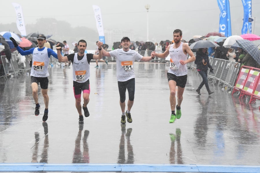La XIII edición de la Carrera de Empresas se ha celebrado este domingo en Donostia. La lluvia no ha podido con los cientos de corredores que han participado en la prueba.