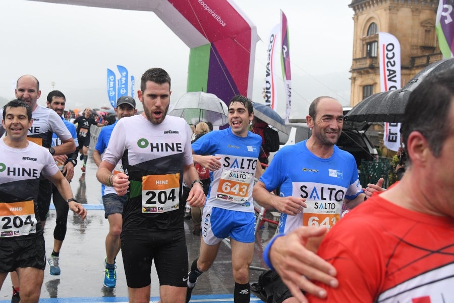 La XIII edición de la Carrera de Empresas se ha celebrado este domingo en Donostia. La lluvia no ha podido con los cientos de corredores que han participado en la prueba.