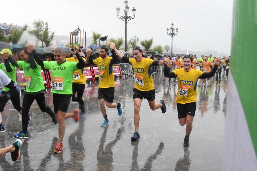 La XIII edición de la Carrera de Empresas se ha celebrado este domingo en Donostia. La lluvia no ha podido con los cientos de corredores que han participado en la prueba.