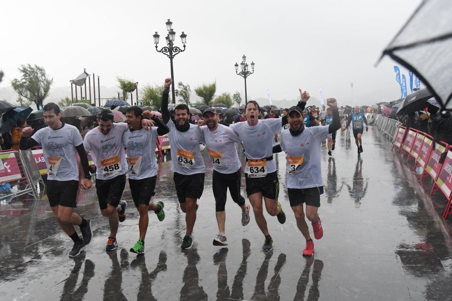 La XIII edición de la Carrera de Empresas se ha celebrado este domingo en Donostia. La lluvia no ha podido con los cientos de corredores que han participado en la prueba.