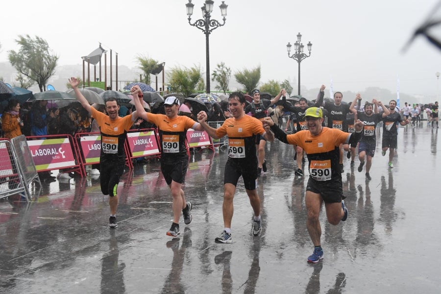 La XIII edición de la Carrera de Empresas se ha celebrado este domingo en Donostia. La lluvia no ha podido con los cientos de corredores que han participado en la prueba.