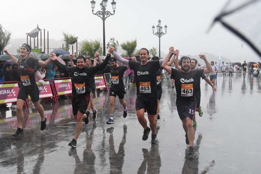 La XIII edición de la Carrera de Empresas se ha celebrado este domingo en Donostia. La lluvia no ha podido con los cientos de corredores que han participado en la prueba.