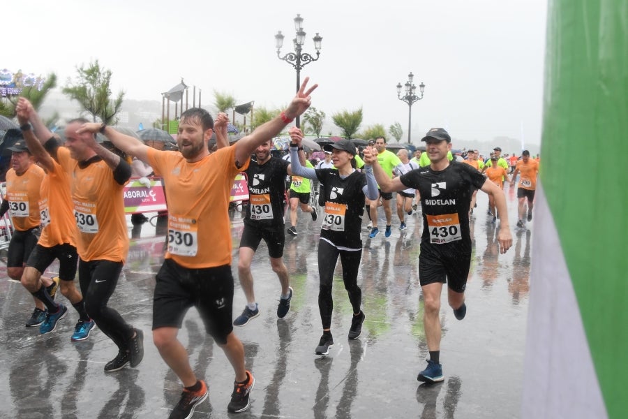 La XIII edición de la Carrera de Empresas se ha celebrado este domingo en Donostia. La lluvia no ha podido con los cientos de corredores que han participado en la prueba.