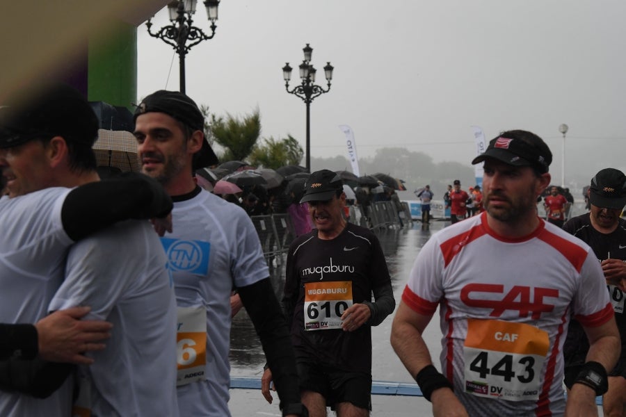 La XIII edición de la Carrera de Empresas se ha celebrado este domingo en Donostia. La lluvia no ha podido con los cientos de corredores que han participado en la prueba.