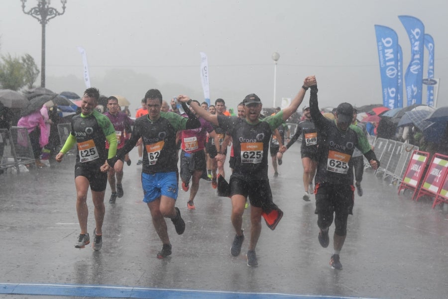 La XIII edición de la Carrera de Empresas se ha celebrado este domingo en Donostia. La lluvia no ha podido con los cientos de corredores que han participado en la prueba.