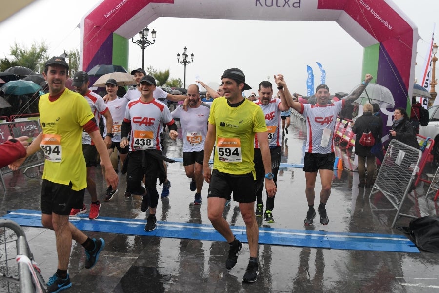 La XIII edición de la Carrera de Empresas se ha celebrado este domingo en Donostia. La lluvia no ha podido con los cientos de corredores que han participado en la prueba.