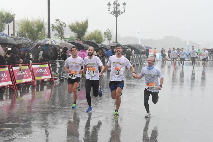 La XIII edición de la Carrera de Empresas se ha celebrado este domingo en Donostia. La lluvia no ha podido con los cientos de corredores que han participado en la prueba.