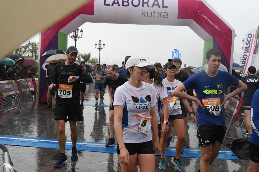 La XIII edición de la Carrera de Empresas se ha celebrado este domingo en Donostia. La lluvia no ha podido con los cientos de corredores que han participado en la prueba.