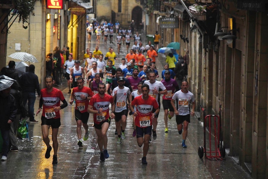 La XIII edición de la Carrera de Empresas se ha celebrado este domingo en Donostia. La lluvia no ha podido con los cientos de corredores que han participado en la prueba.