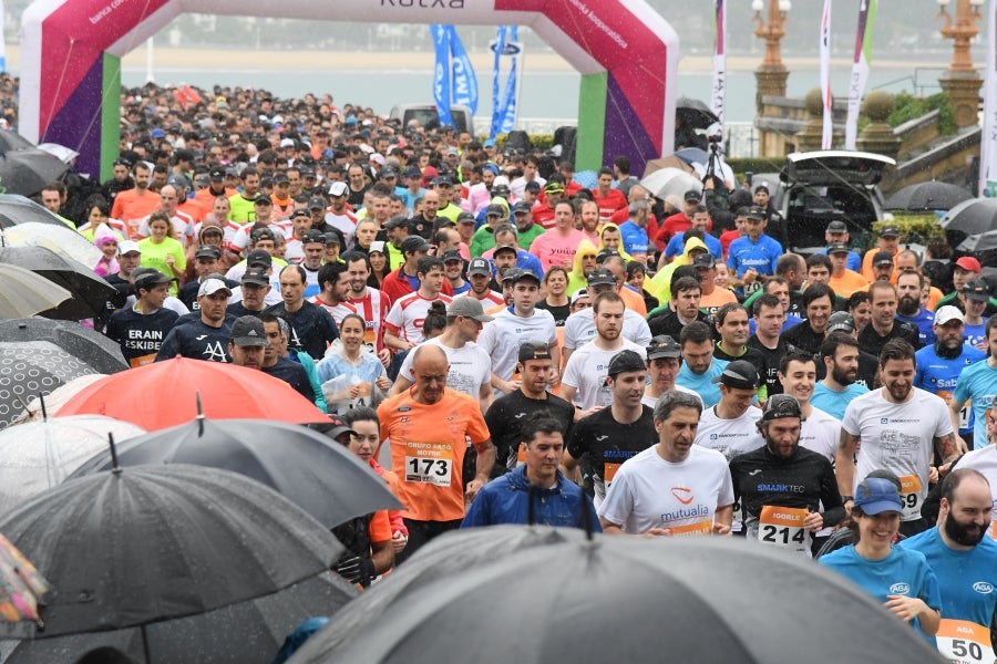 La XIII edición de la Carrera de Empresas se ha celebrado este domingo en Donostia. La lluvia no ha podido con los cientos de corredores que han participado en la prueba.